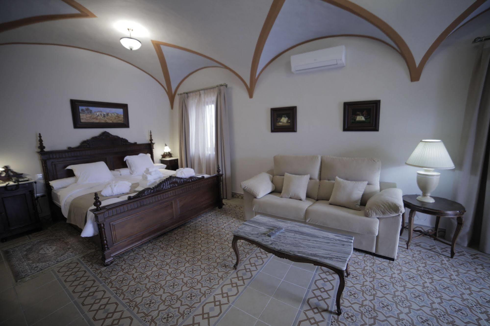 Hotel La Giralda Burguillos Del Cerro Bagian luar foto