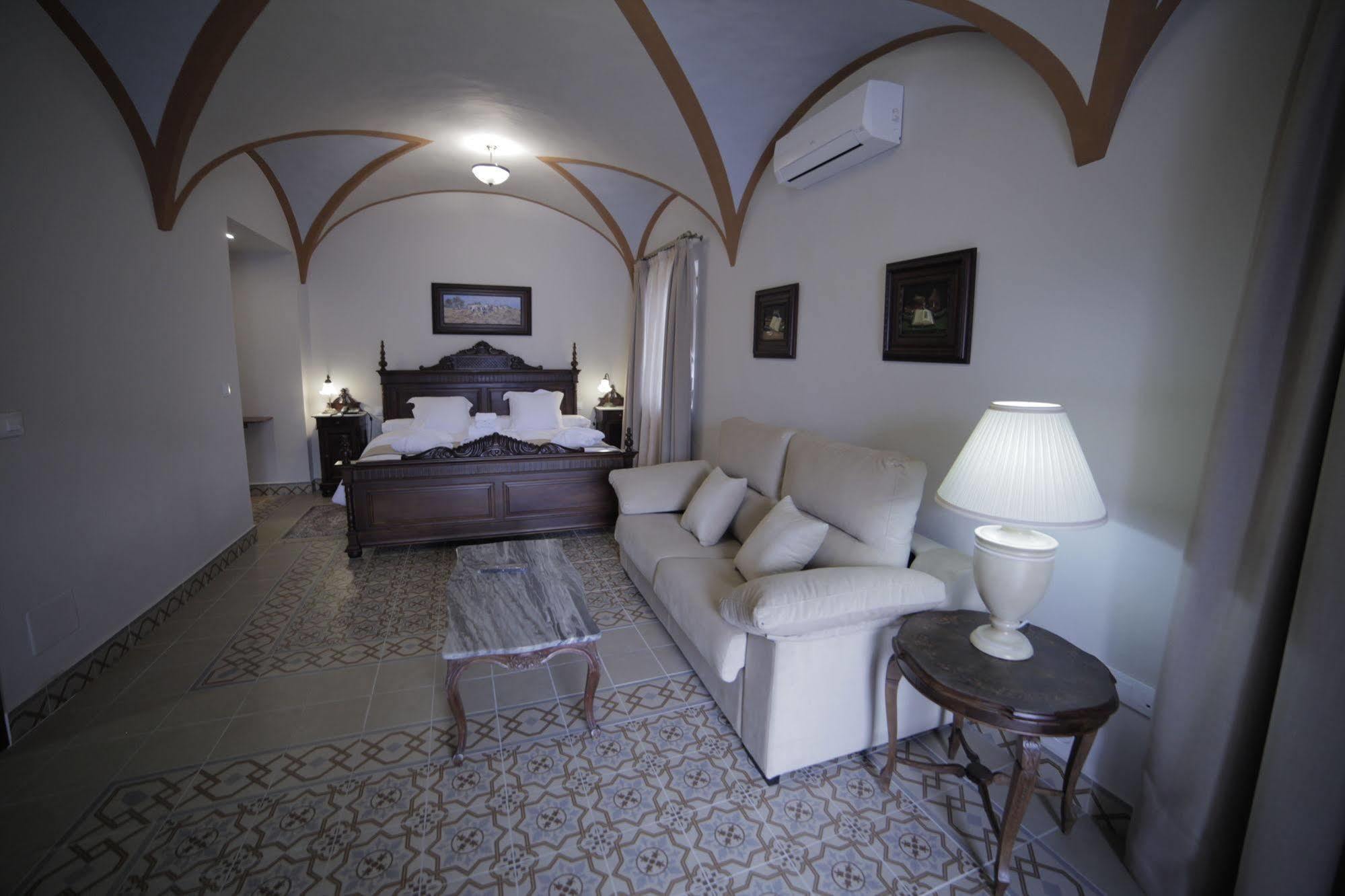 Hotel La Giralda Burguillos Del Cerro Bagian luar foto