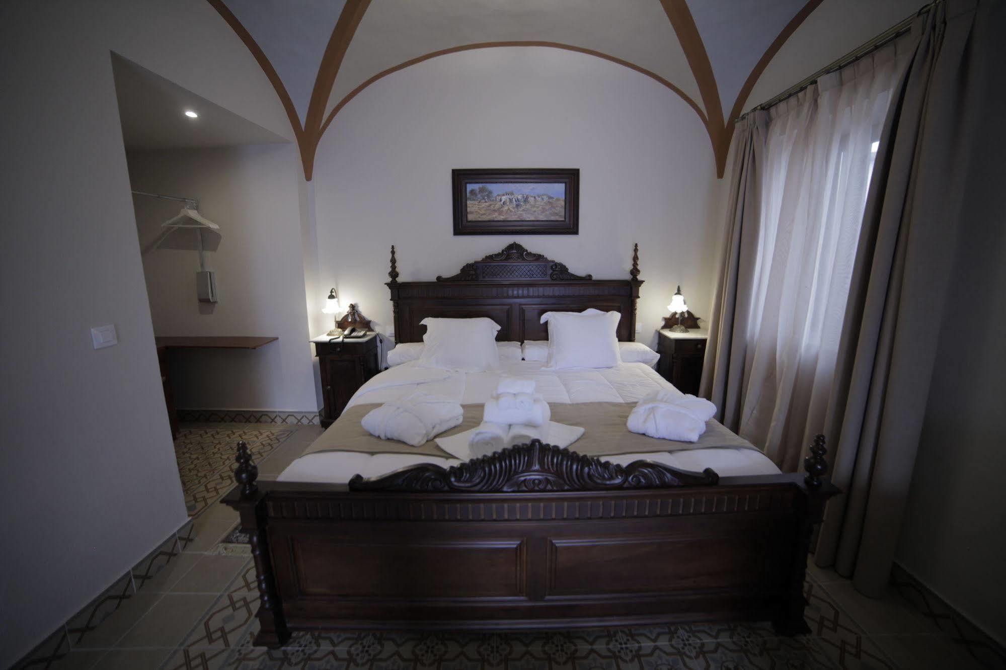 Hotel La Giralda Burguillos Del Cerro Bagian luar foto