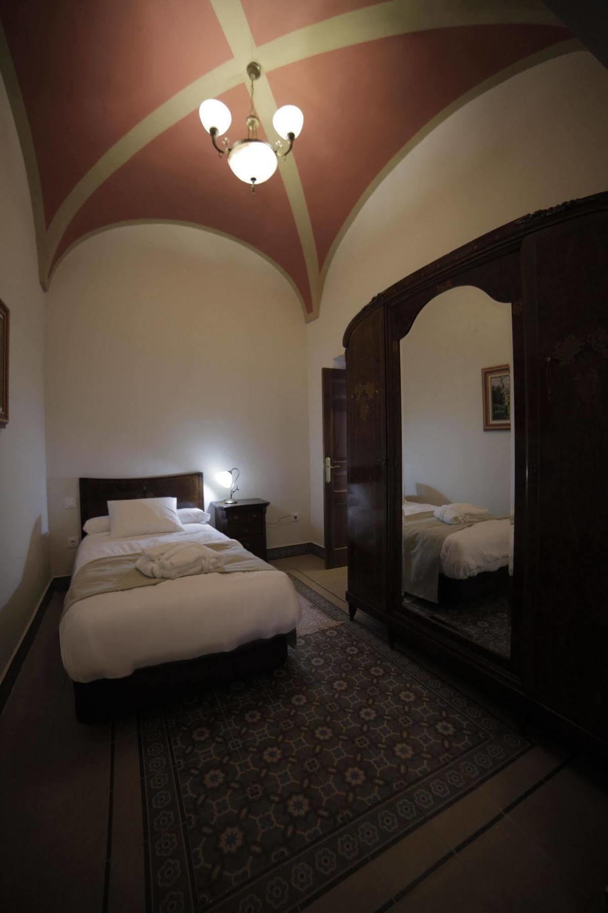Hotel La Giralda Burguillos Del Cerro Bagian luar foto